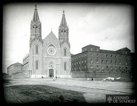 Vista exterior de Basílica de La Milagrosa o Basílica de San Vicente de Paul en la Calle García d...