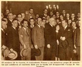 1931-04-28. Foto de Azaña, Ramón Franco y asistentes al concierto de la Banda de Alabarderos. Aho...