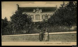 Tarjeta postal de dos mujeres frente al Hospice des Vieillards de Dezice editada por Lévy Fils et...