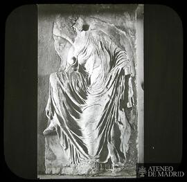 
Museo de la Acrópolis. La diosa Victoria desatando su sandalia (fragmento de la balaustrada del ...