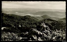 Tarjeta postal circulada de una pareja en un paisaje montañoso vista desde la montaña Olberg en l...