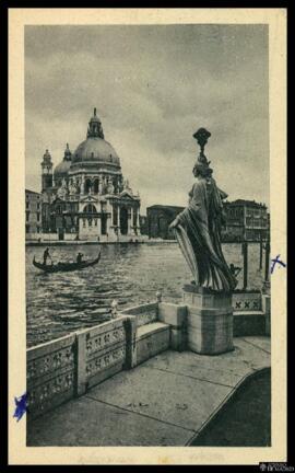 Tarjeta postal circulada de vista general de la Basílica de Santa Maria della Salute desde la Est...