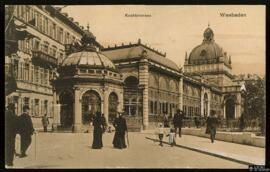 Tarjeta postal de heliograbado de la Kochbrunnen en Wiesbaden editada por el Carl van den Boogaar...