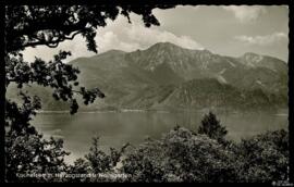 Tarjeta postal circulada de vista de paisaje del lago Kochelsee y las montañas Herzgostend y Heim...