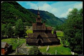 Tarjeta postal policromada de vista exterior de la Borgund Stavkirke o Iglesia de Madera de Borgu...