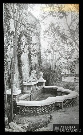 Jardín del palacete de la Moncloa. Fuente compuesta por Xavier de Winthuysen. Madrid