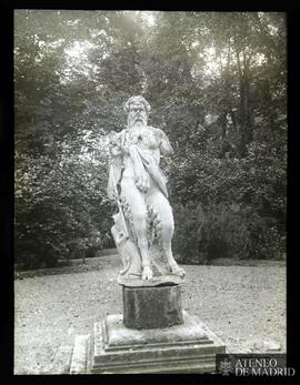 Estatua  de fauno situada en unos jardines