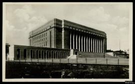 Tarjeta postal de vista exterior del Edificio del Parlamento o Eduskuntatalo de Helsinki