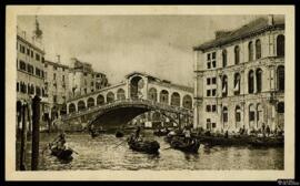 Tarjeta postal circulada de escena costumbrista de gondoleros venecianos junto al Ponte di Rialto...