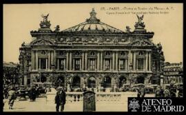 Tarjeta postal de vista exterior de la Ópera Garnier y la estación de Metro adyacente en París ed...