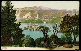 Tarjeta postal policromada de vista panorámica de la Isla de San Giulio o Isola San Giulio en el ...