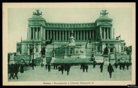 Tarjeta postal de escena costumbrista urbana junto al Monumento a Víctor Manuel II de Roma editad...