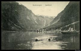 Tarjeta postal de vista panorámica de la pequeña localidad de Gudvangen desde el Nærøyfjord con p...