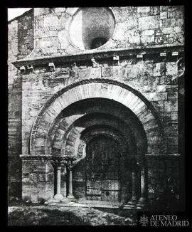 Detalle de la fachada de Santa María de Porqueras (Gerona)