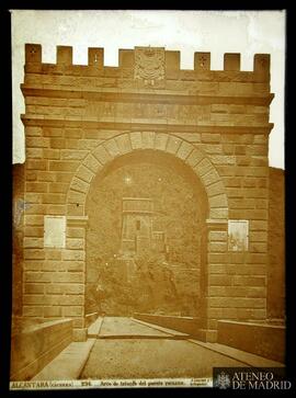 
Alcántara (Cáceres).  Arco de triunfo del puente romano
