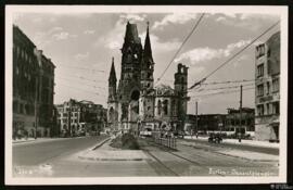 Tarjeta postal de la Tauentzienstrasse y las ruinas de la Iglesia Memorial del Káiser Guillermo