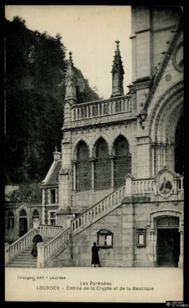 Tarjeta postal de vista exterior de la entrada a la Cripta y la Basílica del Rosario de Lourdes e...