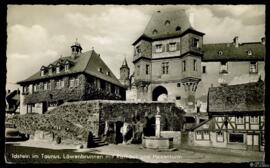 Tarjeta postal circulada de vista exterior de la Löwenbrunnen, el Ayuntamiento y la Hexenturm de ...