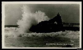 Tarjeta postal de vista de paisaje de olas impactando en el Rocher de la Vierge de Biarritz edita...