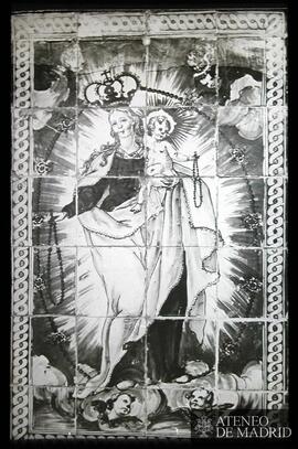 Cuadro de azulejos, de composición, polocromados: Virgen del Rosario, procede del Monasterio de G...