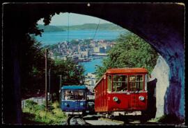 Tarjeta postal policromada del Fløibanen, funicular que une la ciudad de Bergen con el monte Fløy...