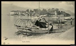 Tarjeta postal de escena costumbrista de pescadores en la costa de la Isola Bella en el Lago Mayo...