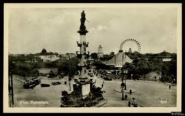 Tarjeta postal de la plaza Praterstern vista hacia el planetario y la noria del parque de atracci...