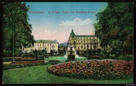 Tarjeta postal pintada a color de la Kaiser-Friedrich-Platz y el Bowling Green en Wiesbaden