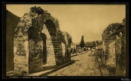 Tarjeta postal de la Puerta de Herculano o Porta Ercolanesi de Pompeya editada por P. Beccarini e...