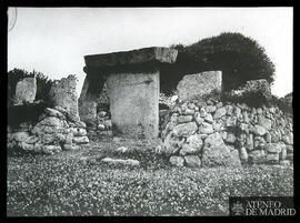 Talati de Dalt (Menorca). Monumento circular y talayot