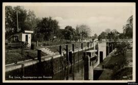 Tarjeta postal de la esclusa en el río Támesis en Shepperton editada por R. A. (Postcards) Ltd. e...
