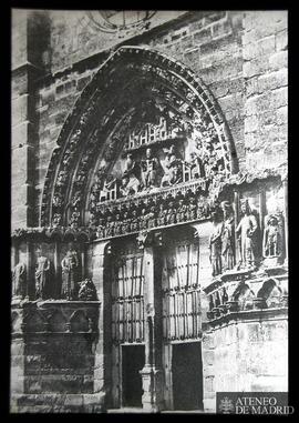 Portada de la Iglesia de Sasamón (Burgos).