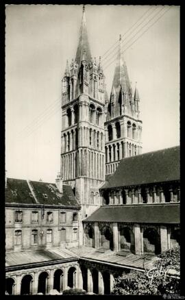 Tarjeta postal de vista exterior de las torres y flechas de la Iglesia Abacial de Saint-Étienne o...