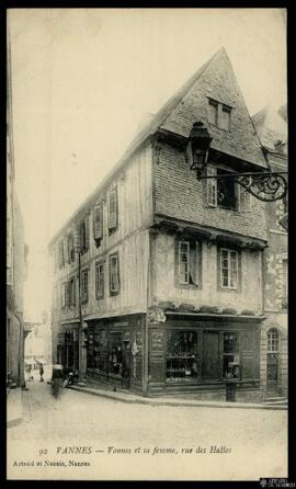 Tarjeta postal de la rue des Halles y el signo publicitario en altorrelieve de Vannes et sa femme...