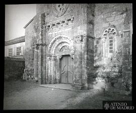Portada de la iglesia de Santa María de Cambre (La Coruña).