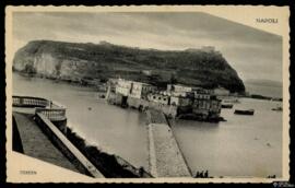 Tarjeta postal de vista panorámica de la Isla de Nisida junto al Cabo Posillipo de Nápoles editad...