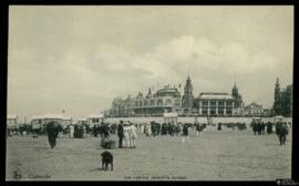 Tarjeta postal de escena costumbrista de baños de ola junto a la Kursaal de Ostende editada por E...