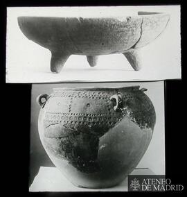 Pieza superior: copa trípode hallada en Numancia, fechada por Mélida en la primera Edad del Hierr...