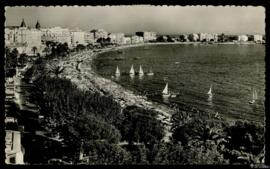 Tarjeta postal circulada de vista panorámica de los palacios y la Playa de la Croisette de Cannes...