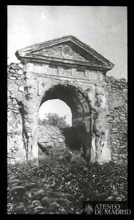 Arco sobre el río de los jardines de la Abadía (Cáceres)