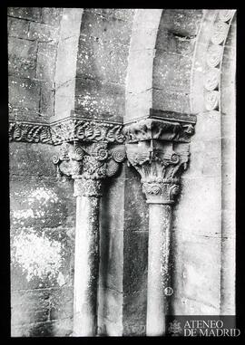 Capiteles de la puerta de Santa María de Porqueras de Gerona.