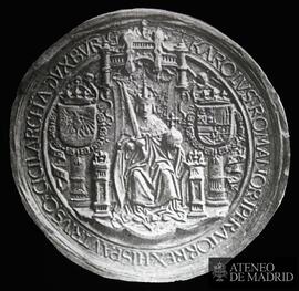 
Moneda con la imagen de Carlos V sentado en un trono
