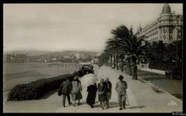 Tarjeta postal de escena costumbrista urbana de paseo en la Esplanade des Alliés junto a la playa...