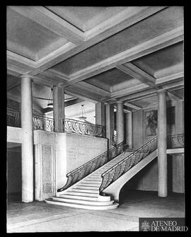 
Vista de la escalera interior de un edificio ("Loges corbeille balcon galerie. N.º pairs&qu...