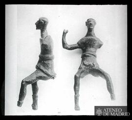 [Escultura en bronce (frente y perfil)]. En "Revista de Archivos, Bibliotecas y Museos"