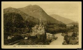 Tarjeta postal circulada de vista panorámica de la Basílica del Rosario de Lourdes el río Gave ed...