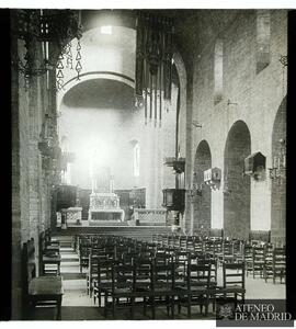 Interior de la iglesia del Real Monasterio de Santa María de Ripoll (Gerona)