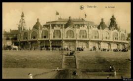 Tarjeta postal de escena costumbrista de baños de ola junto a la Kursaal de Ostende editada por E...