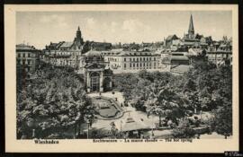 Tarjeta postal de vista panorámica de la Kochbrunnen de Wiesbaden editada por el van den Boogaart...