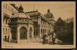 Tarjeta postal de la fuente termal Kochbrunnen en Wiesbaden